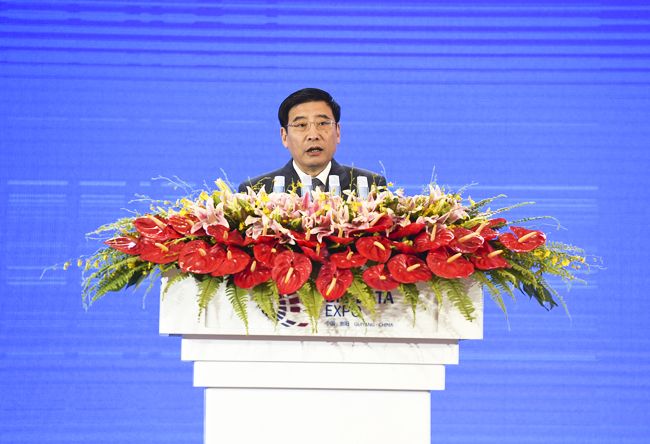 苗圩出席2017中国国际大数据产业博览会并宣读李克强总理贺信