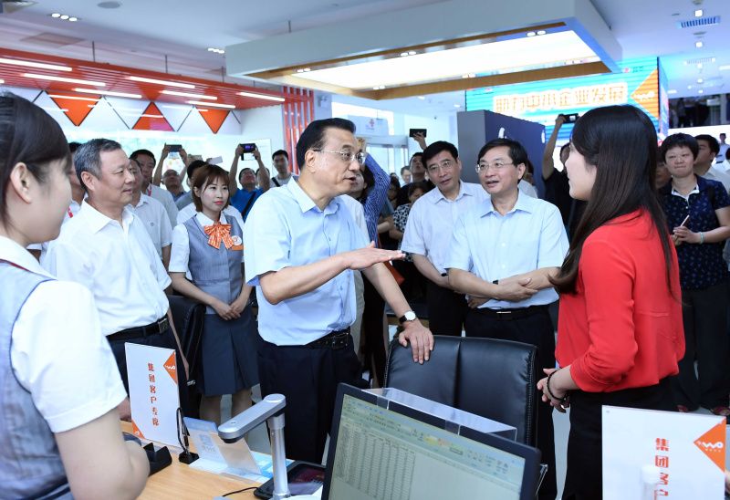 李克强考察基础电信企业并主持召开座谈会