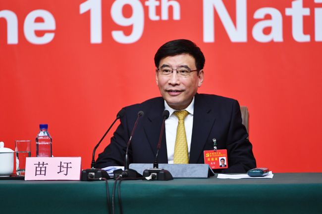 苗圩等四位党代表出席十九大新闻中心“走新型工业化道路”集体采访活动