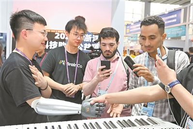 国产AI产品成广交会焦点